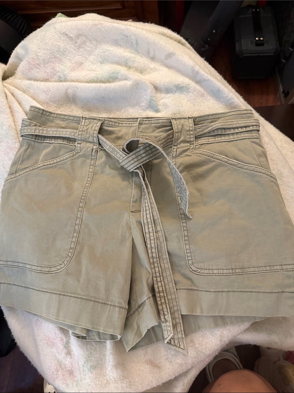 White House Black Market Size 8 The 5” short, Tie-Belt Shorts Light Khaki